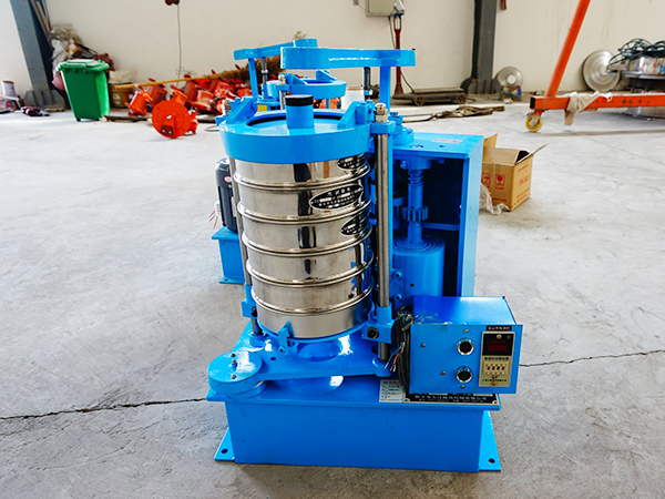 廠區內帶控制箱的200型拍擊篩正視圖 